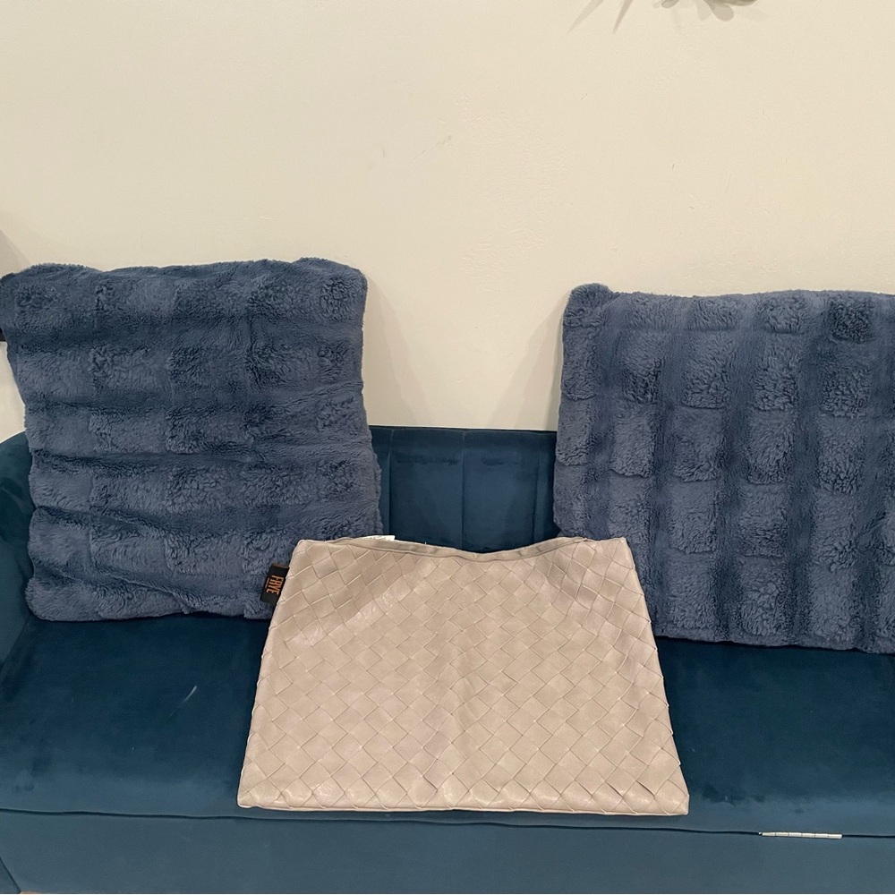 Throw pillow's, duvets, pillow cases and rugs